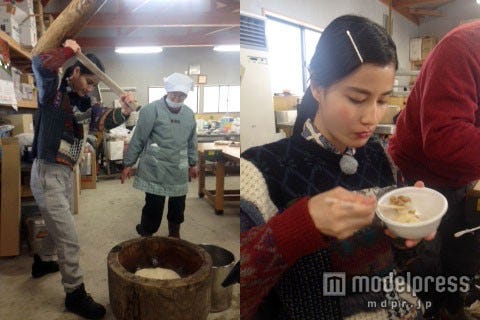 餅つきに挑戦し、郷土料理に舌鼓をうつ