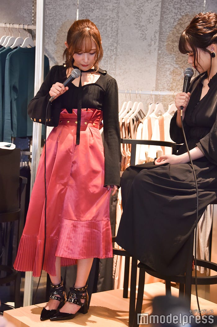 この日の衣装は2人とも菅野結以プロデュースの「Crayme,」 (C)モデルプレス