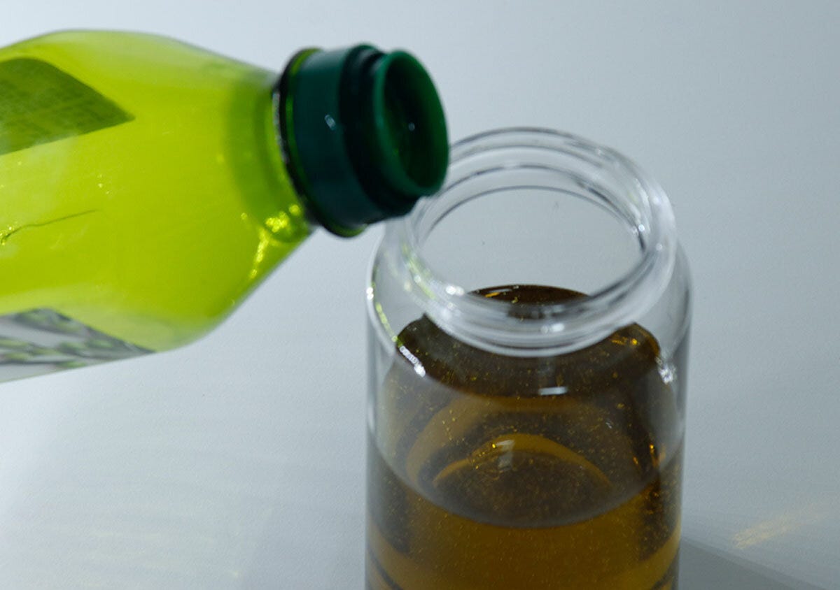 オリーブオイルを2WAYオイルボトルに注ぐ