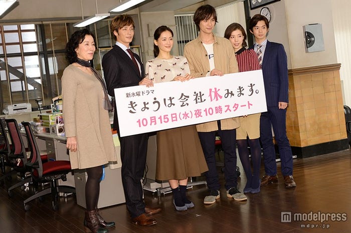 ドラマ「きょうは会社休みます。」制作発表の模様(左から)高畑淳子、玉木宏、綾瀬はるか、福士蒼汰、仲里依紗、千葉雄大