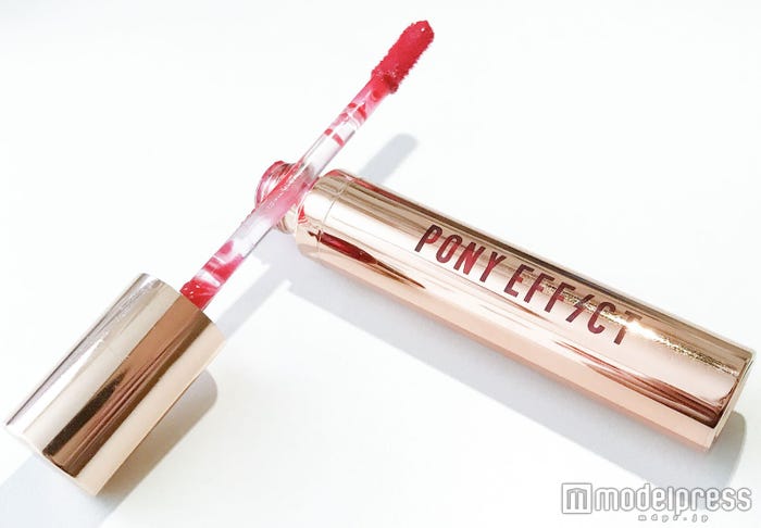【PONY EFFECT】「フェイバリット フルイド ティント “FATAL ALLURE”」/写真:Risa(C)モデルプレス