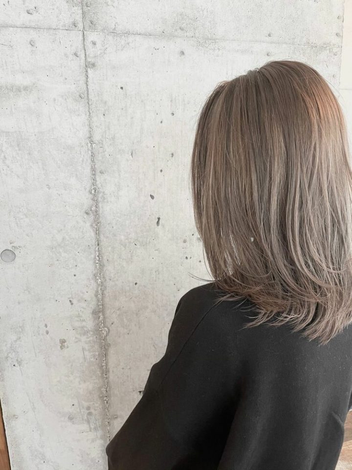 40代のヘアカラーは アッシュグレー がおすすめ 透明感を出す上品カラーをご紹介 モデルプレス