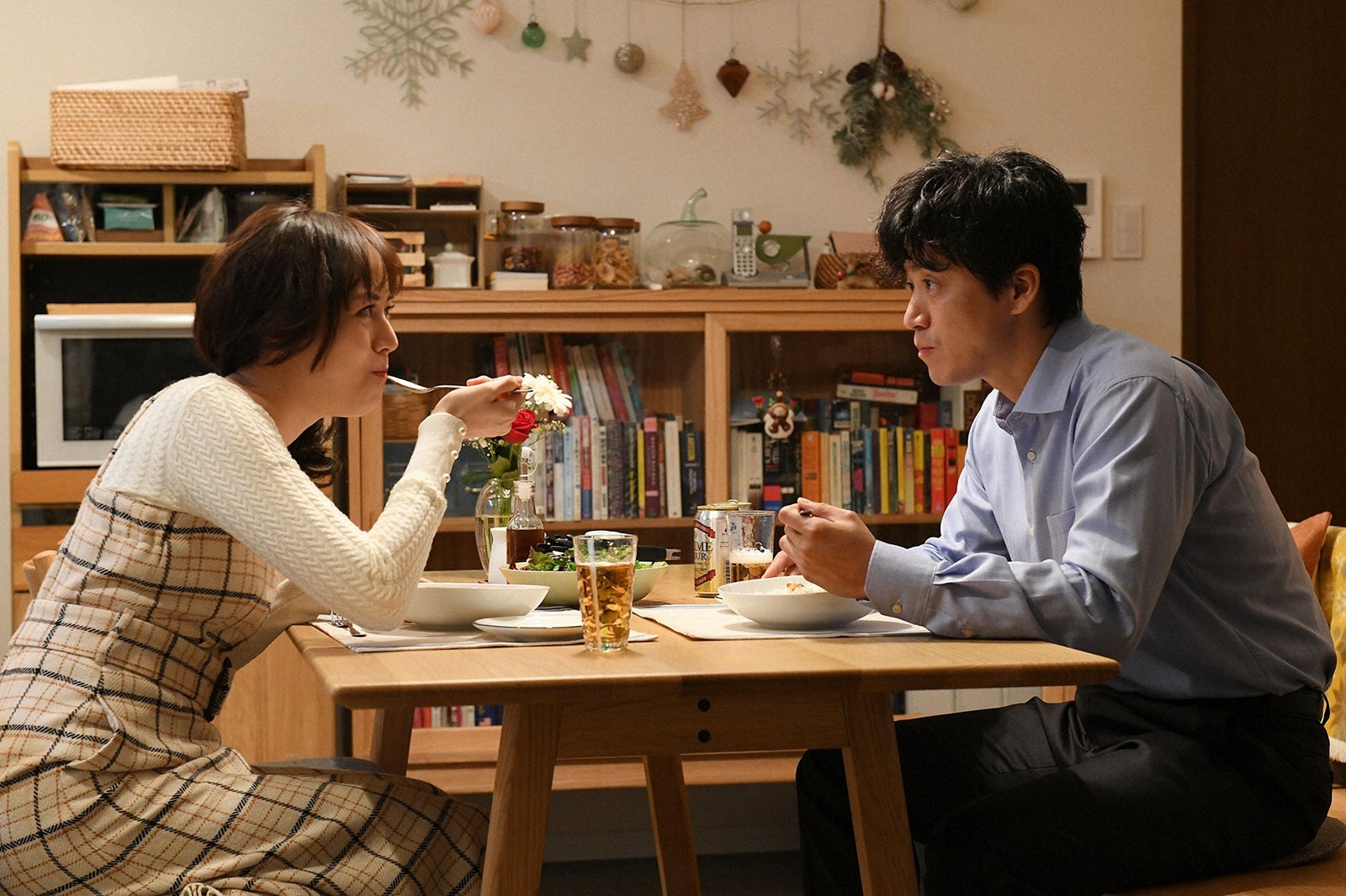 比嘉愛未、小栗旬／「日本沈没ー希望のひとー」第1話より（C）TBS