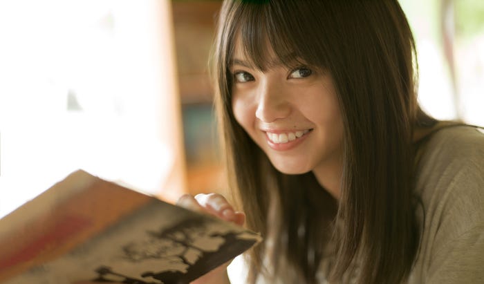 乃木坂46齋藤飛鳥ファーストソロ写真集『潮騒』より(C)細居幸次郎/幻冬舎