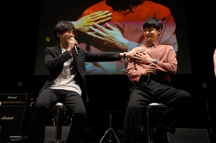松坂桃李、瀬戸康史の胸筋を触る(提供写真)
