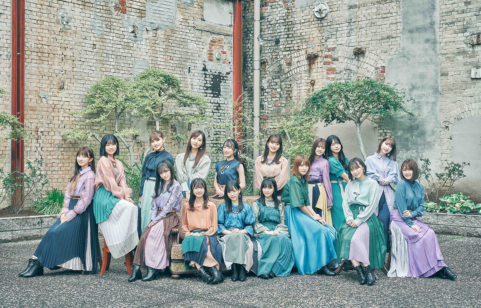 HKT48『３－２』アーティスト写真（C）Mercury