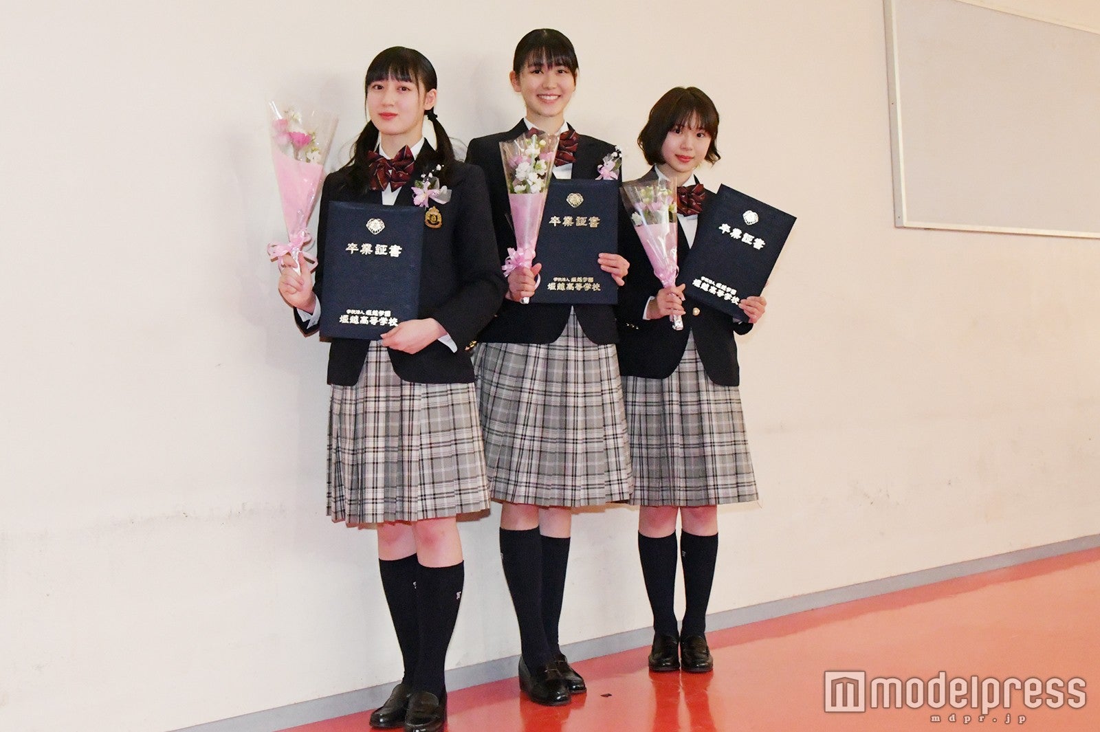 （左から）松田莉奈、小澤奈々花、籠谷さくら （C）モデルプレス