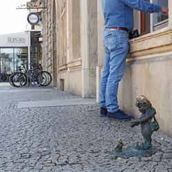 街のそこかしこに小人がいる。小人マップや小人モチーフのお土産も売っている