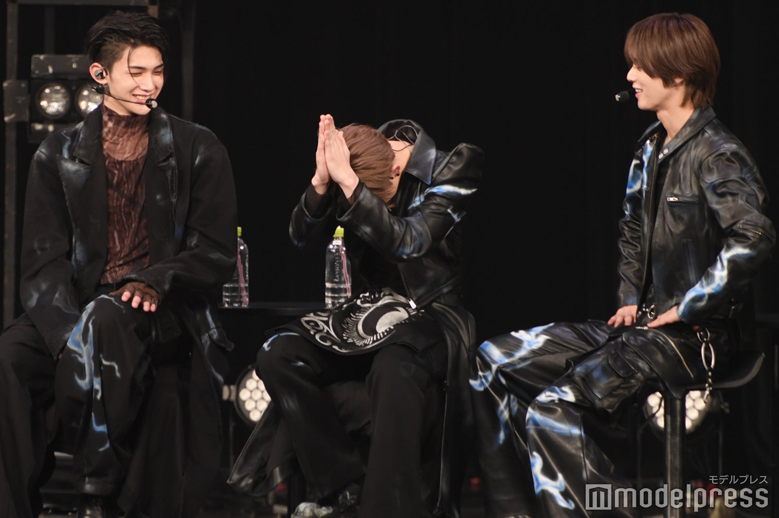 頭を下げて謝ったHARUA（ハルア）（C）モデルプレス