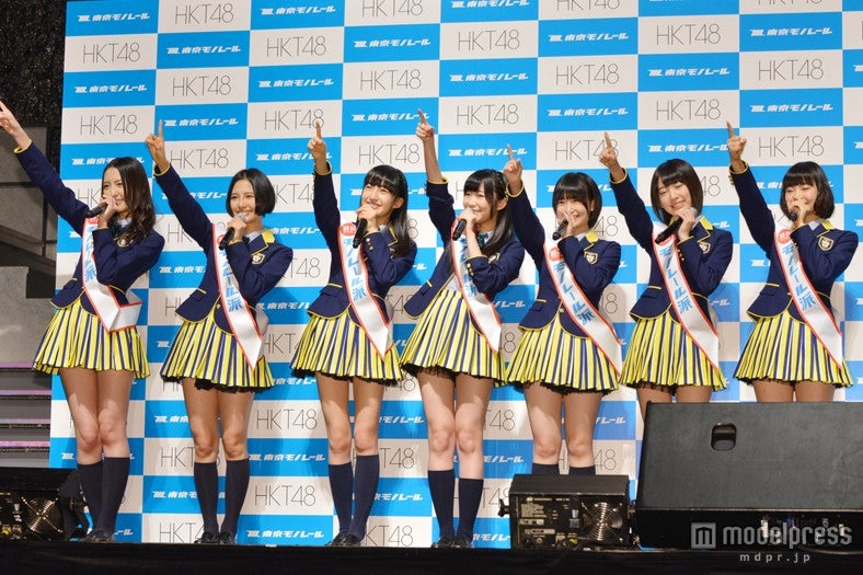 左から：森保まどか、兒玉遥、田島芽瑠、指原莉乃、朝長美桜、宮脇咲良、穴井千尋