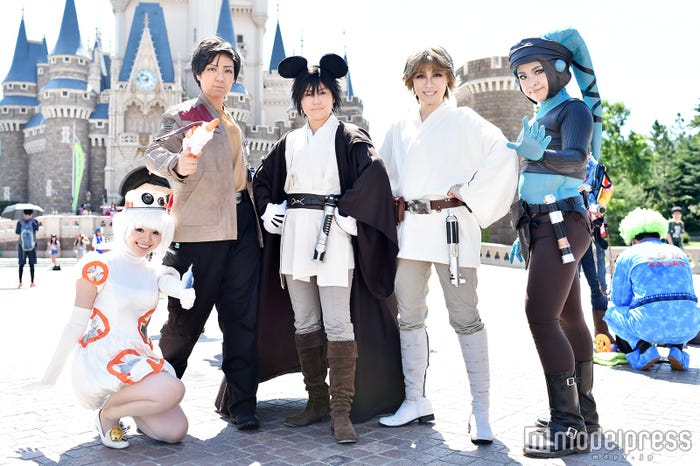 「スター・ウォーズ」の仮装(左から)ありんさん(BB-8)、紗亜悠さん(ポー)、レキさん(ジェダイミッキー)、NOYさん(ルーク)、キャロルさん(アイラ)/(C)モデルプレス
