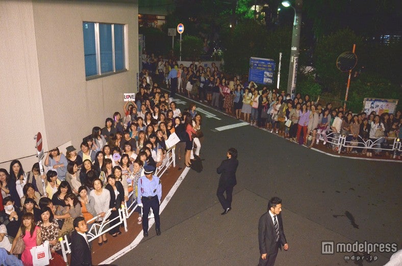 店頭に集まったファン