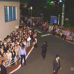 店頭に集まったファン