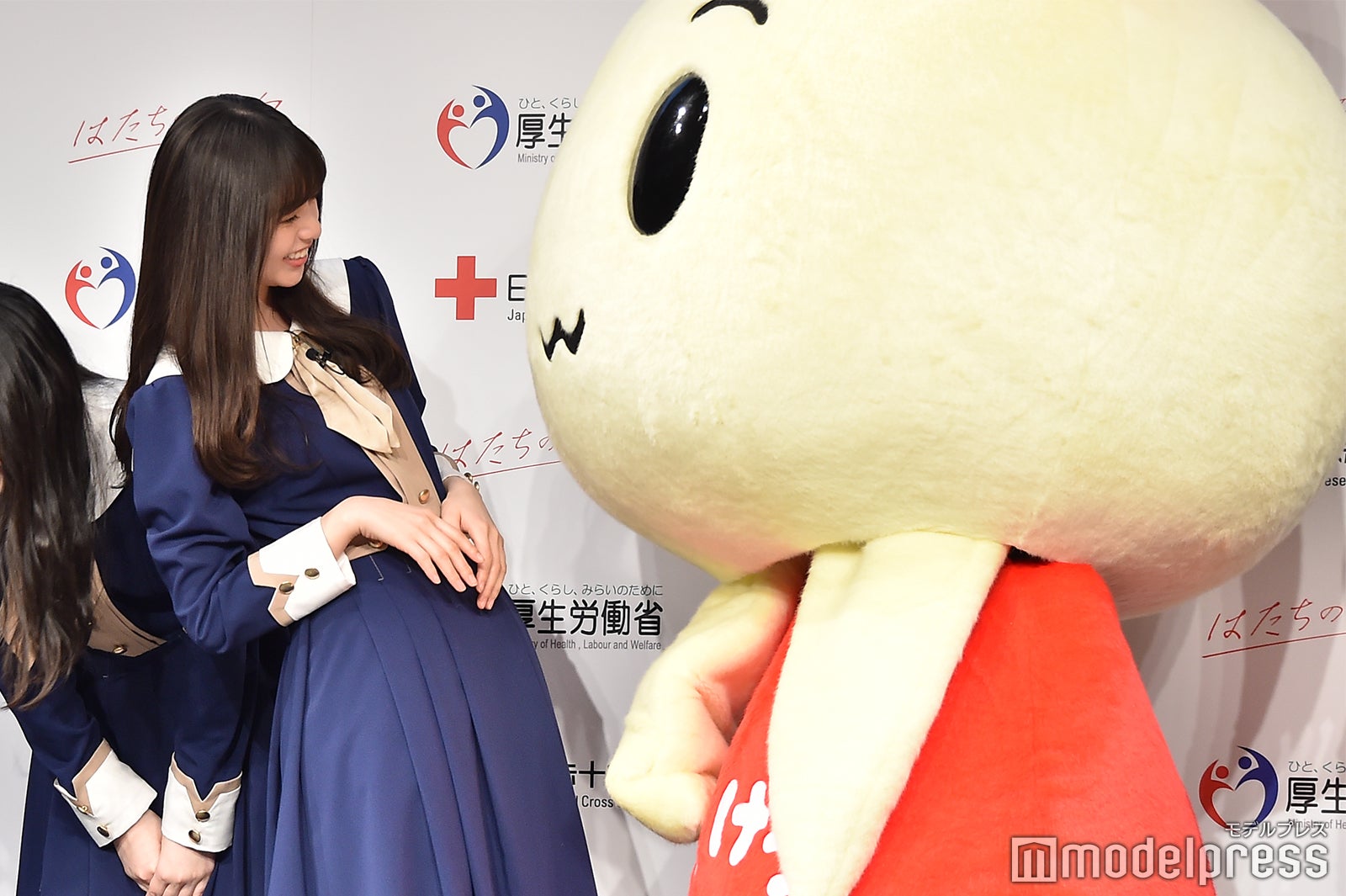 齋藤飛鳥、けんけつちゃんに迫られる （C）モデルプレス