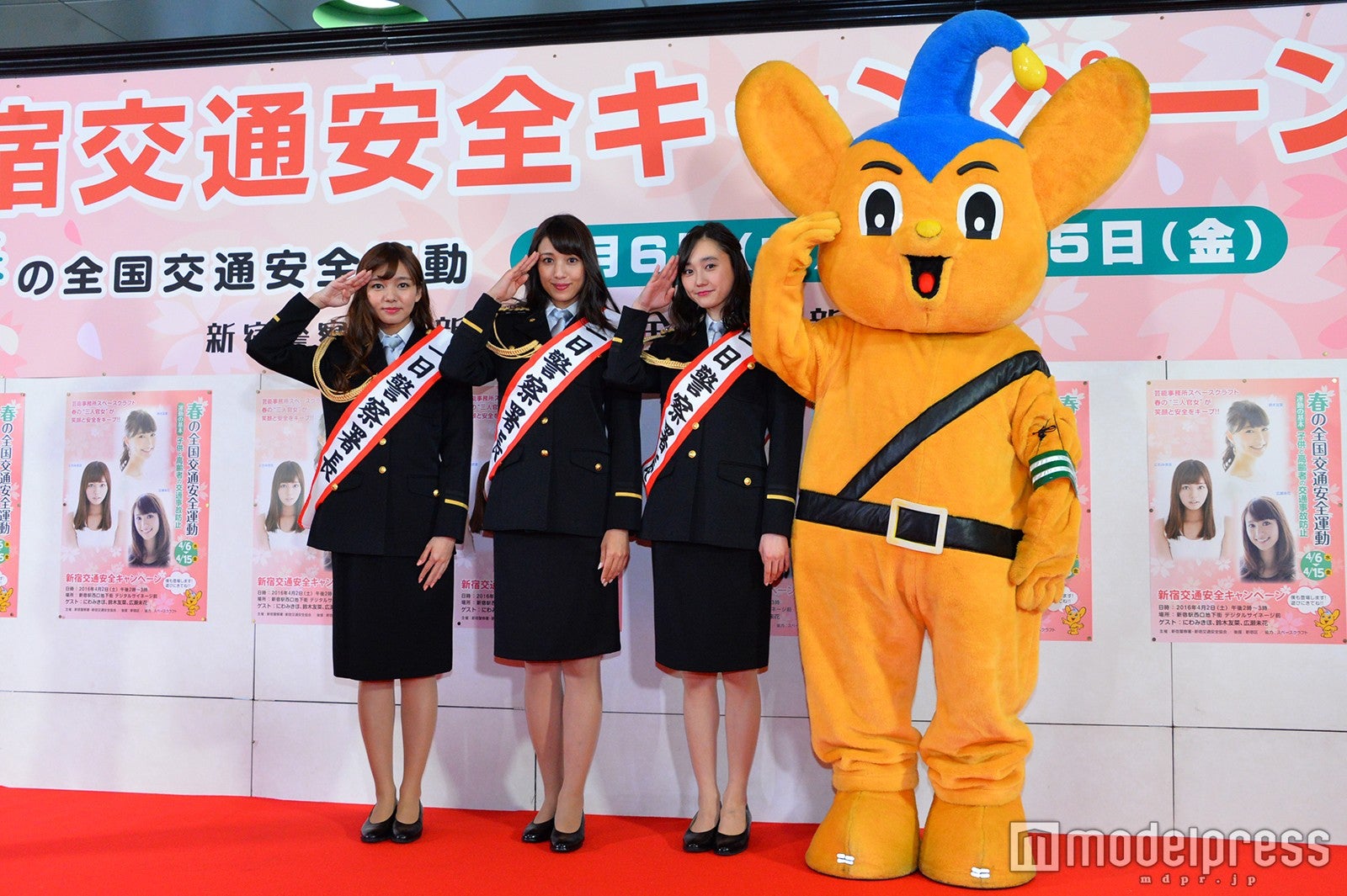 （左から）にわみきほ、広瀬未花、鈴木友菜、ピーポくん（C）モデルプレス