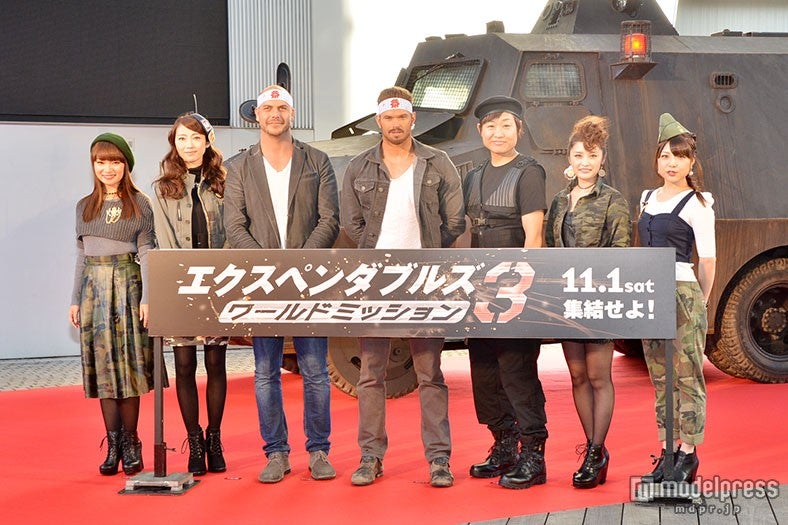 （左から）保田圭、飯田圭織、パトリック・ヒューズ監督、ケラン・ラッツ、山崎静代、石川梨華、小川麻琴