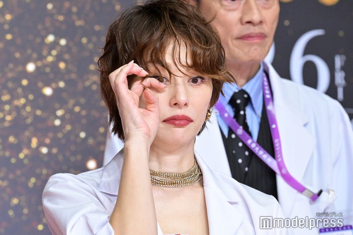 涙ぐむ米倉涼子(C)モデルプレス