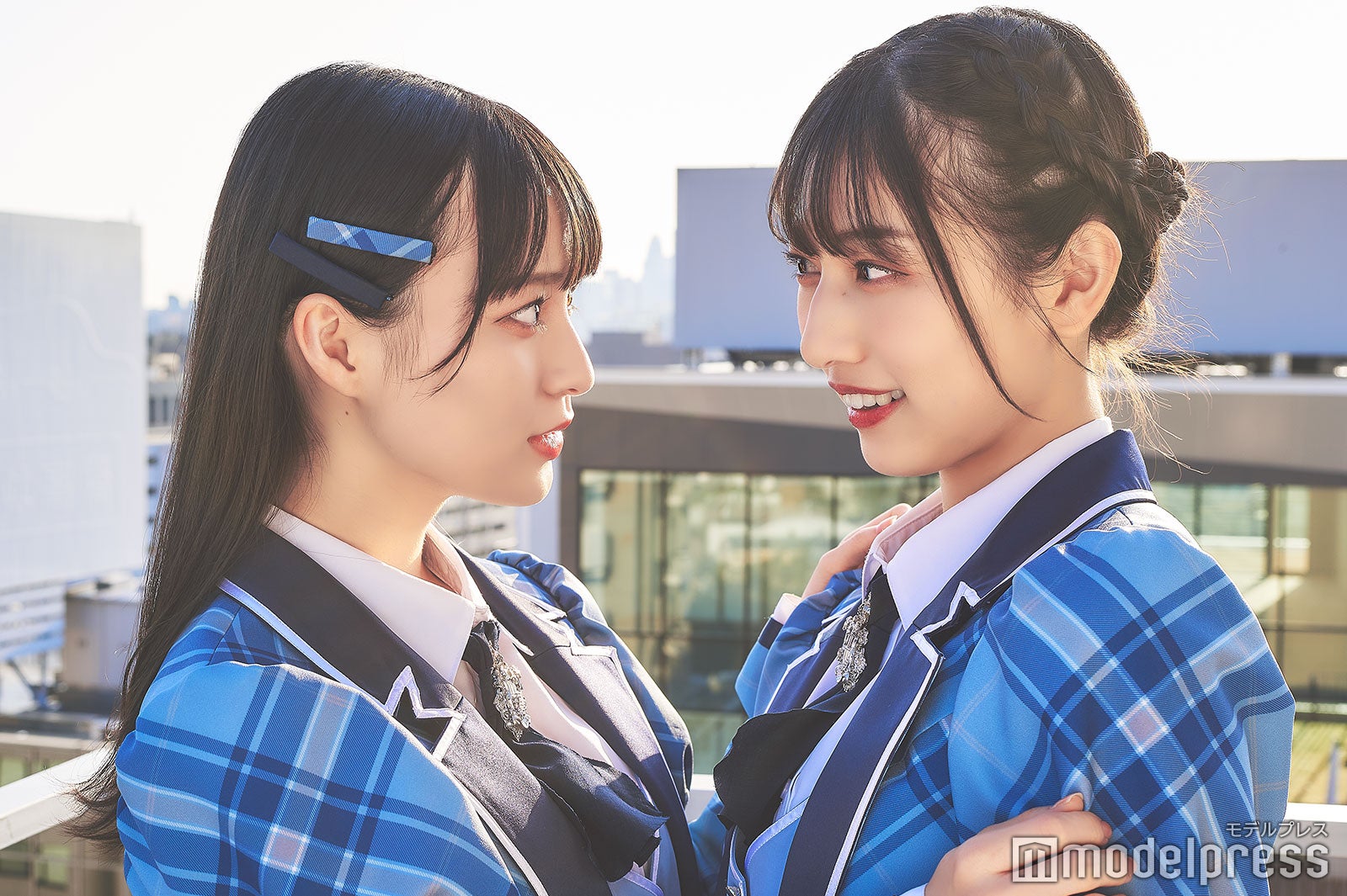 （左から）冨田菜々風、蟹沢萌子（C）モデルプレス