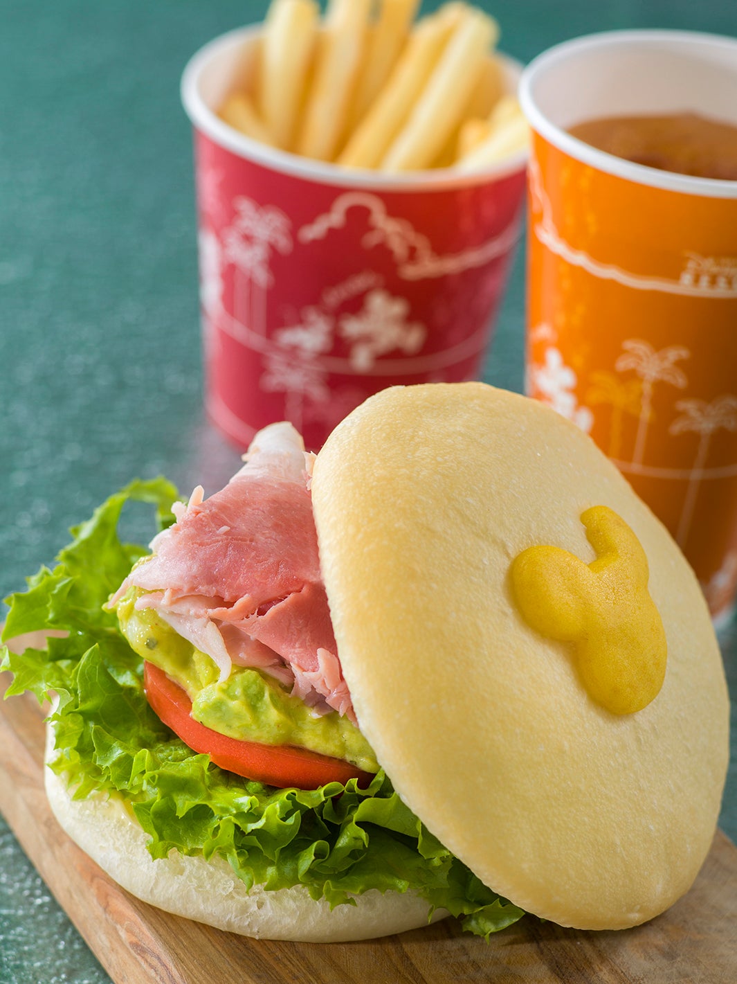 「ニューヨーク・デリ」スペシャルセット1,230 円 ※イメージ （C）Disney