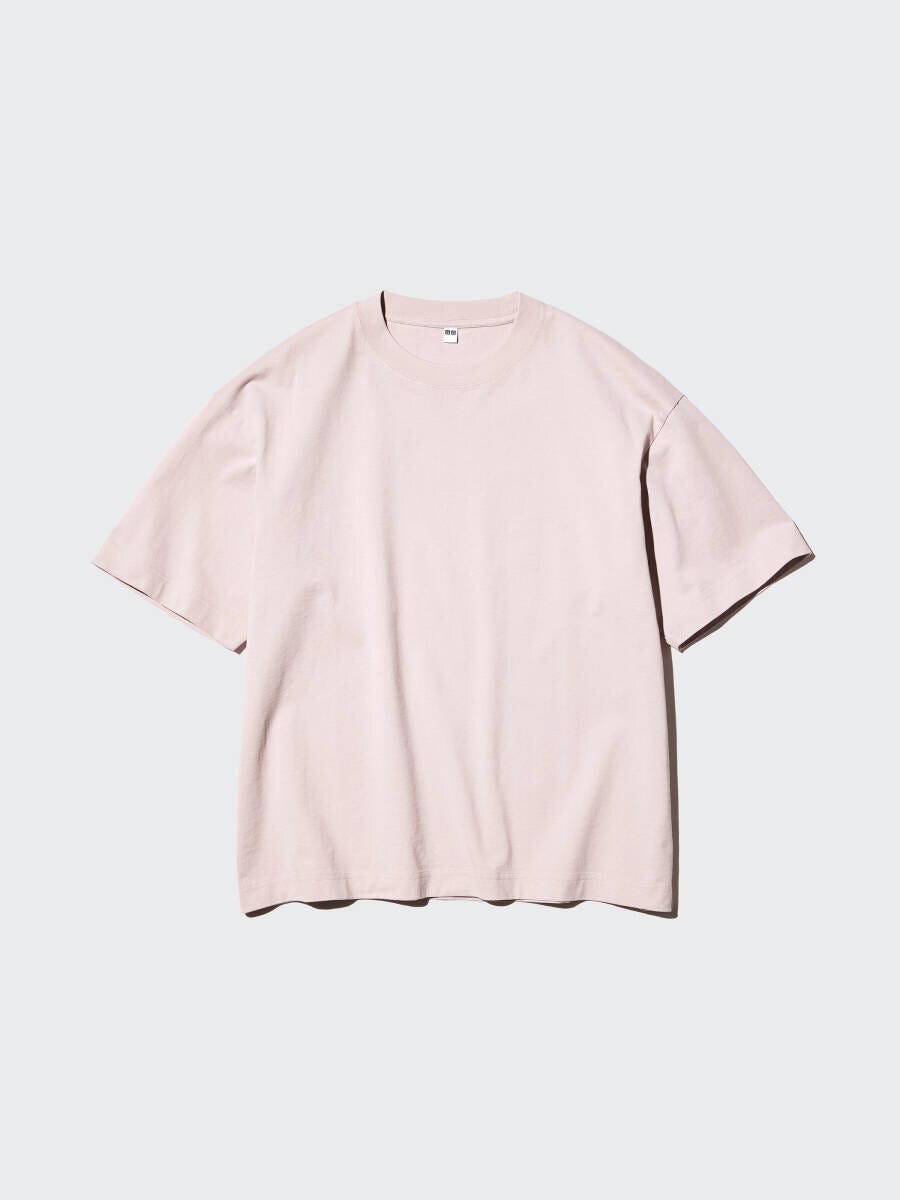 淡いピンク色の半袖Tシャツが平置きされている