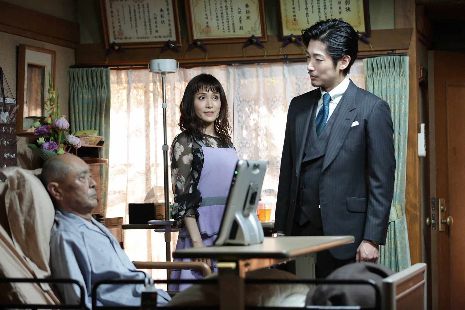 伊武雅刀、山口紗弥加、ディーン・フジオカ／「モンテ・クリスト伯 ー華麗なる復讐ー」第8話より（C）フジテレビ