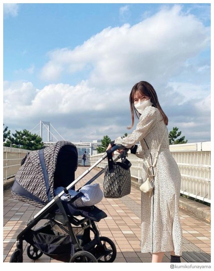  くみっきー、Diorベビーカー＆おくるみで家族散歩を報告「ママになってもおしゃれ」と反響