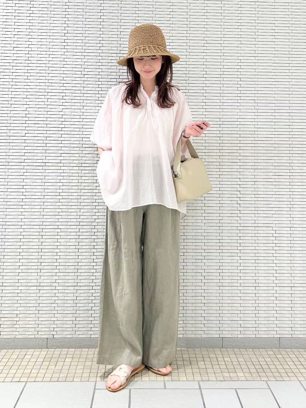 通気性の高いリネン素材は汗ではりつきにくいのがメリット 出典:WEAR