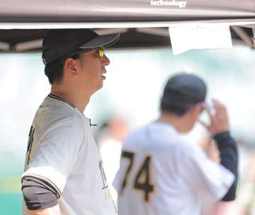 阪神・藤川監督が巨人選手に取り囲まれてうれしそう！オールスター出場選手からあいさつ受ける 首位攻防3連戦を前に和やかシーン