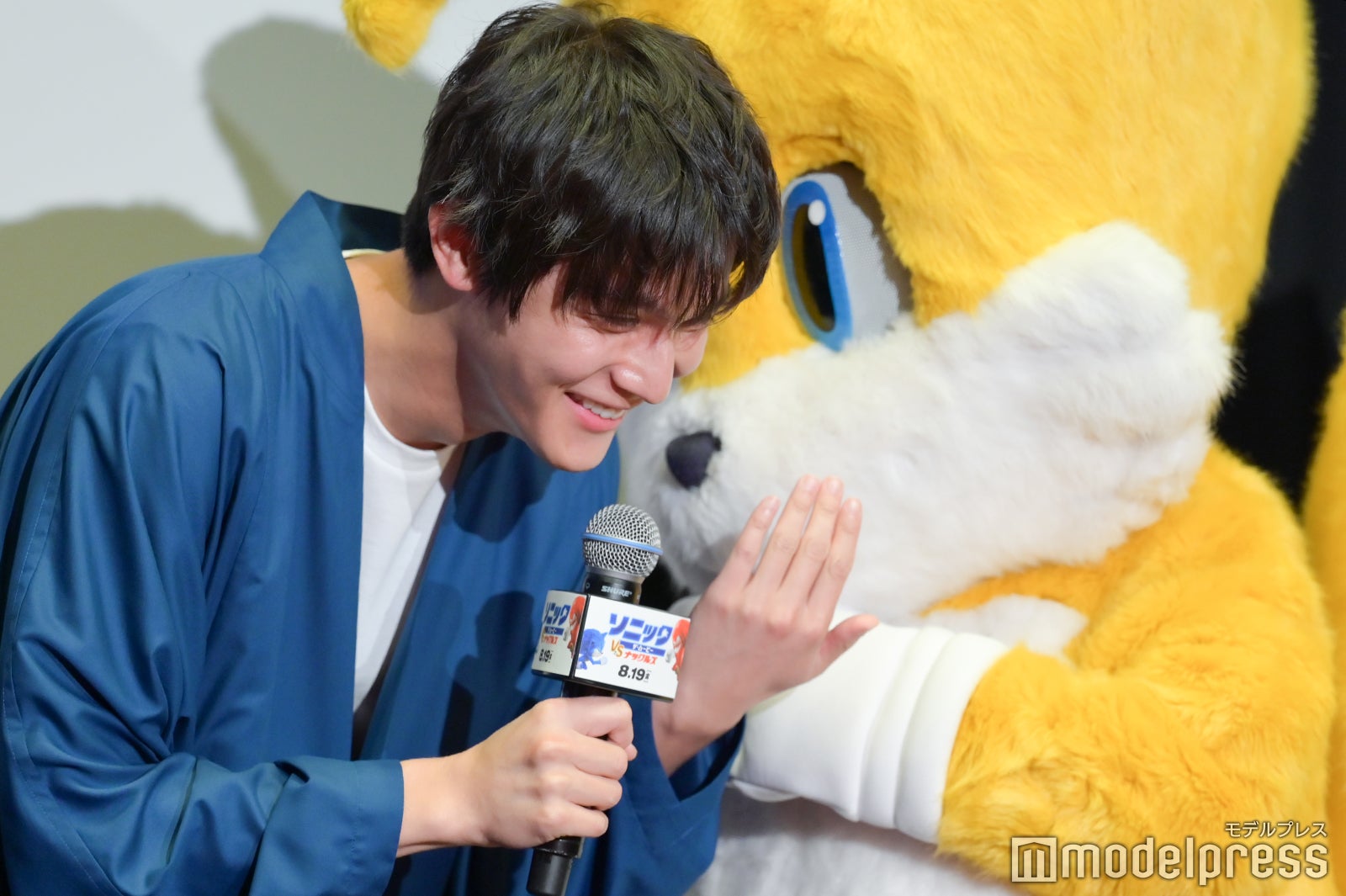 中川大志に耳打ちするテイルス （C）モデルプレス