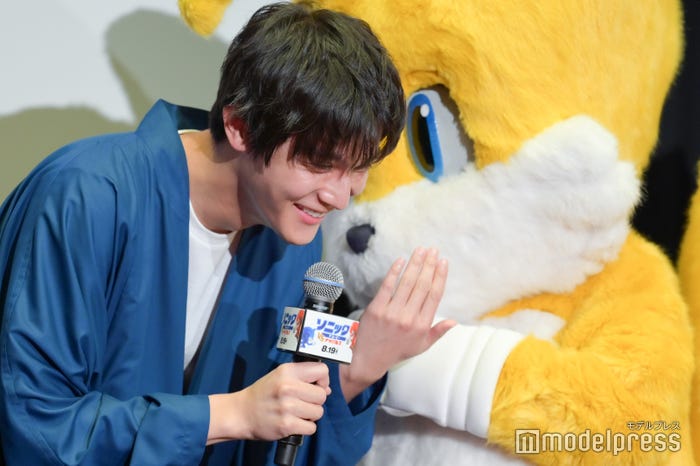 中川大志に耳打ちするテイルス (C)モデルプレス