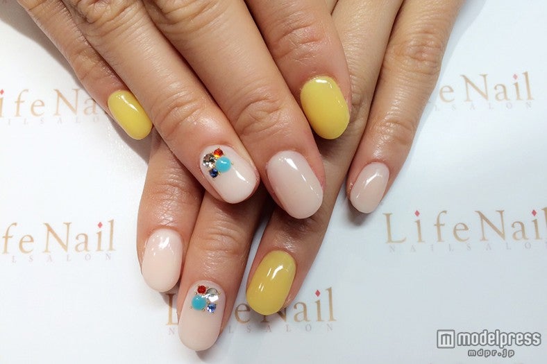 ベージュ×イエローネイル