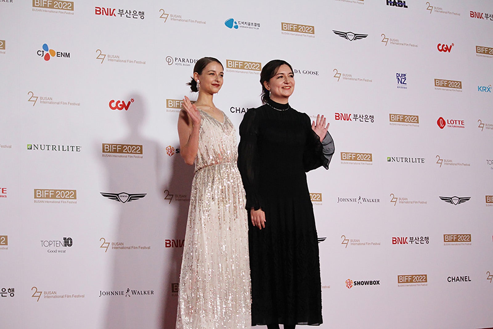 嵐莉菜、川和田恵真監督（C）2022「マイスモールランド」製作委員会