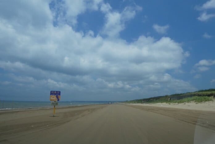 空と海を見ながら砂浜を運転できる千里浜なぎさドライブウェイ。ドライブが好きな方なら一度は走ってみたい場所です(2019年7月撮影)