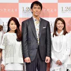 映画「つやのよる」完成会見に登場した(左から)野波麻帆、風吹ジュン、阿部寛、小泉今日子、忽那汐里