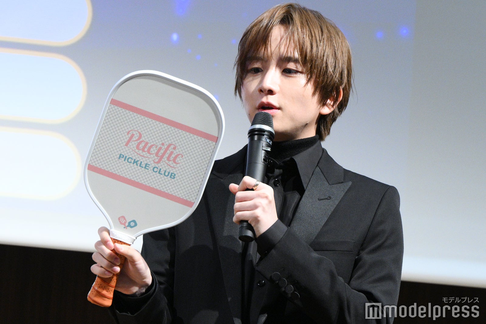 ラケットに興味津々の板垣李光人（C）モデルプレス