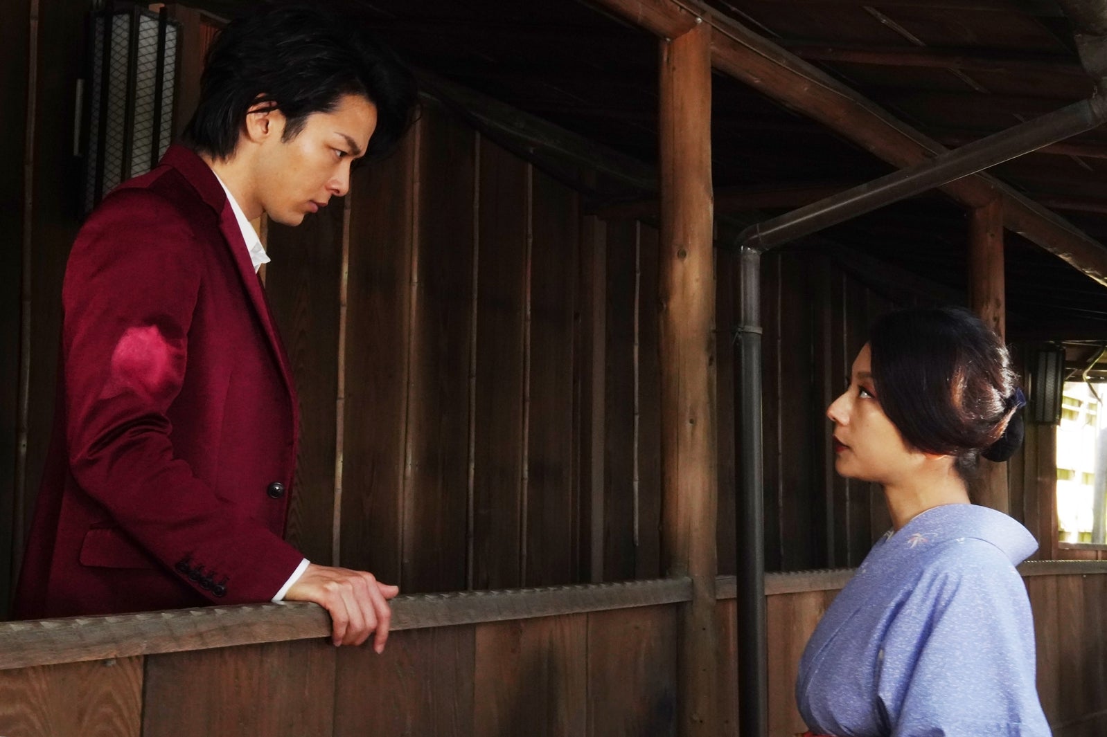 中村倫也、小池栄子／「美食探偵 明智五郎」第6話より（C）日本テレビ