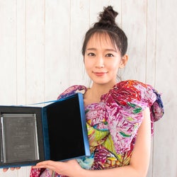吉岡里帆、初の大賞受賞に喜び爆発「頑張ってきてよかった」<第6回カバーガール大賞>