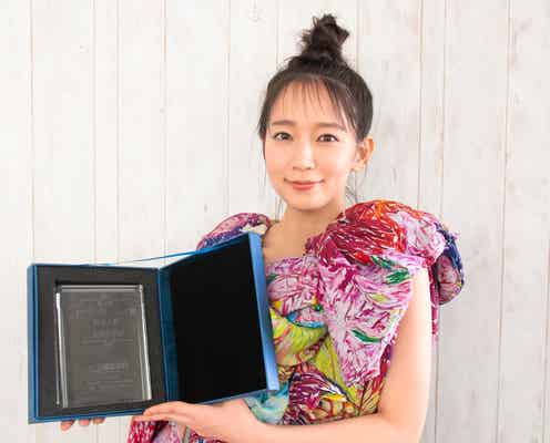吉岡里帆、初の大賞受賞に喜び爆発「頑張ってきてよかった」<第6回カバーガール大賞>