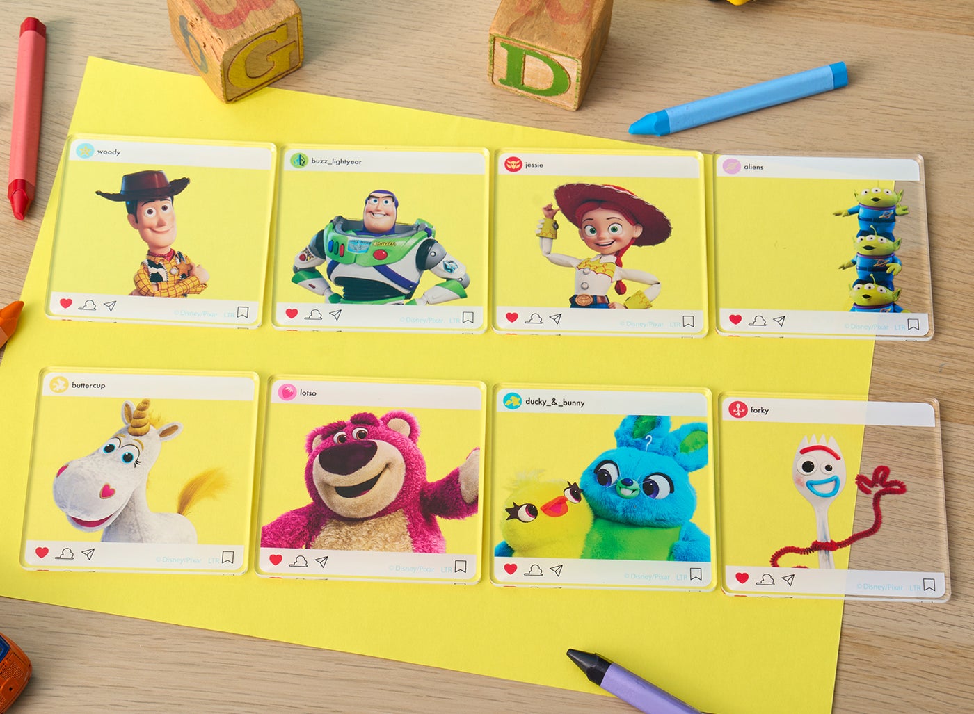 アクリルコースター（ランダム8種）税込990円・ドリンクとセットで購入可能（C）Disney/Pixar （C）Just Play,LLC Mr.Potato Head &amp; Mrs. Potato Head are trademarks of Hasbro used with permission.  （C）Hasbro. All Rights Reserved.