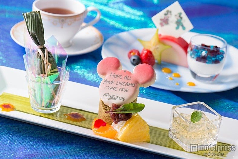 ミッキーの願いが書かれているアフタヌーンティーセット（C）Disney