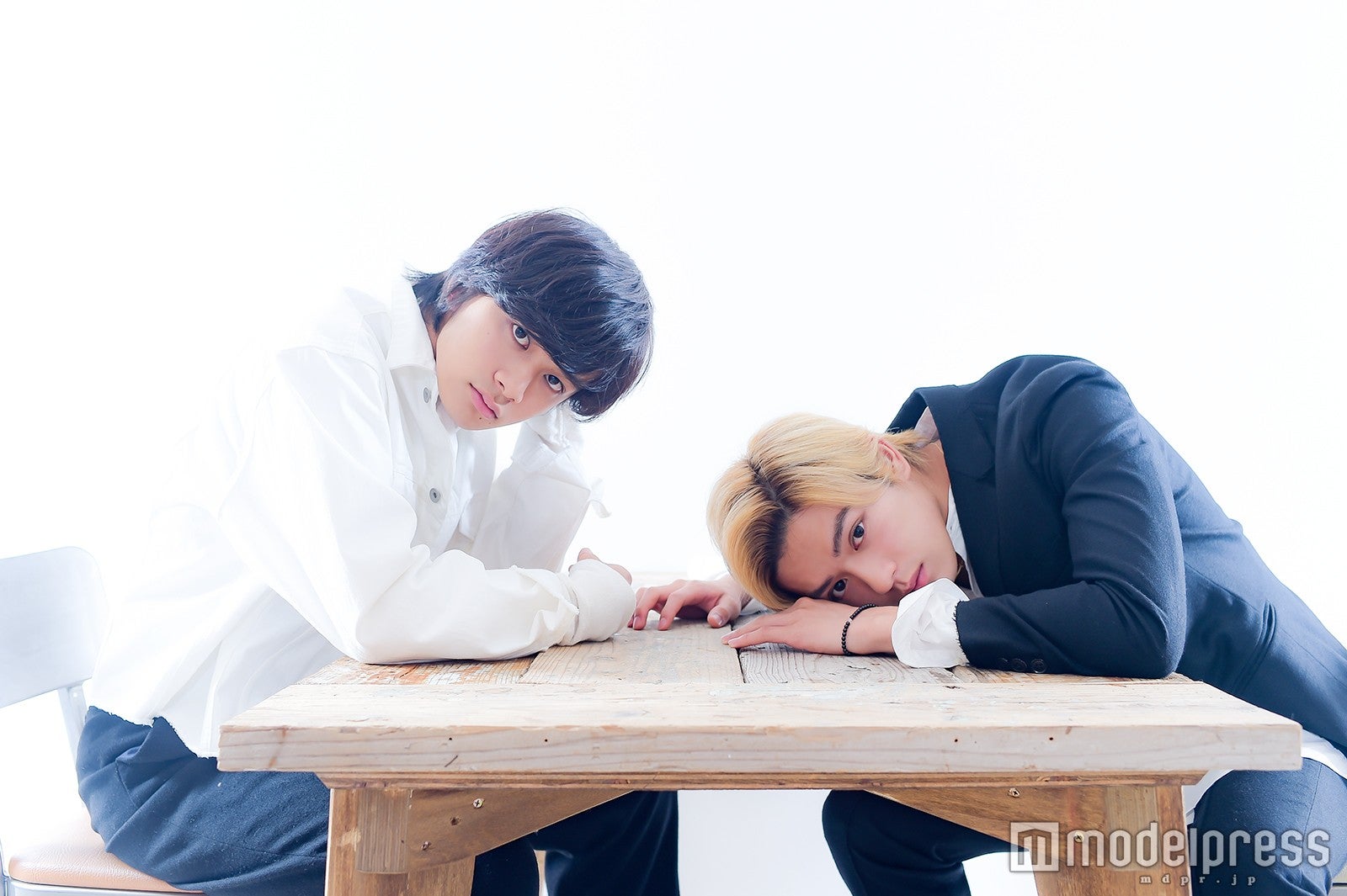 モデルプレスのインタビューに応じた（左から）北村匠海、真剣佑（C）モデルプレス