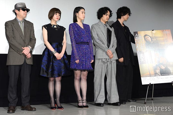 斎藤工(右端)がさり気なく向きを調整(C)モデルプレス