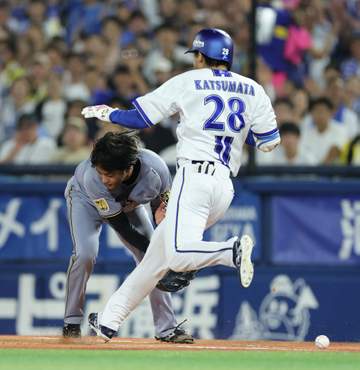 DeNA・勝又が阪神・高橋に頭を下げる 四回に衝突のアクシデント→イニング終了後に駆け寄る