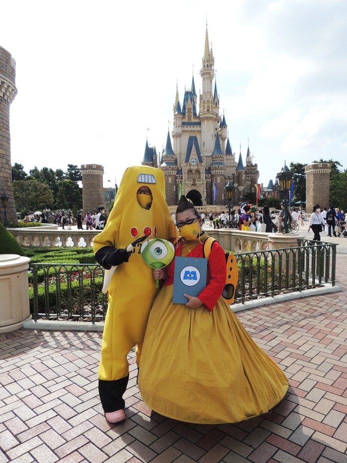 『モンスターズ・インク』から、防護服姿が印象的なCDA（子ども検疫局）の隊員と、その隊長“ロズ”姿。かなり目立ってます