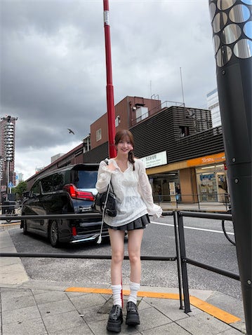 『オオカミちゃん』シリーズ出演の20歳、色白美脚がスラリ！私服ショットに「足長お姉さん！」