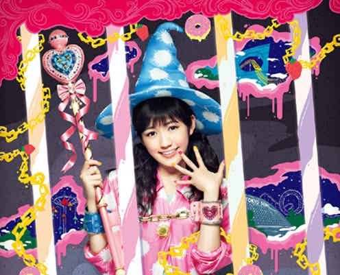 渡辺麻友が牢獄に!?最新ジャケ写解禁