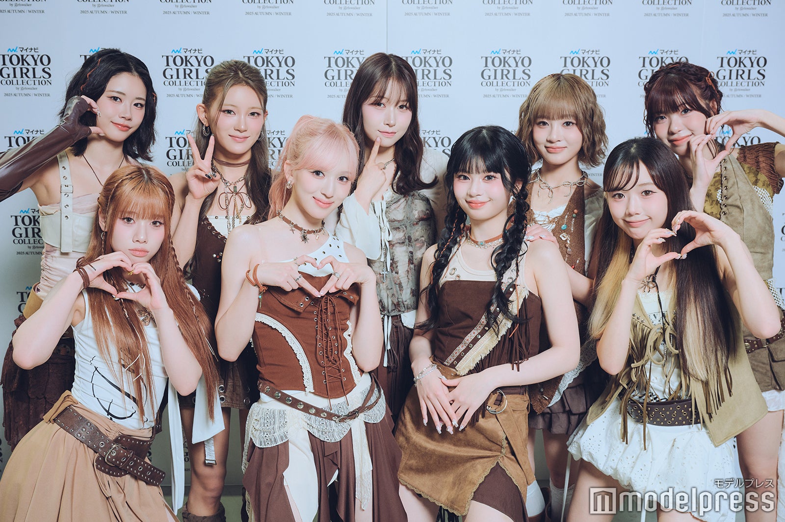 ME:I／（後列）KOKONA、MIU、MOMONA、SHIZUKU、TSUZUMI（前列）AYANE、SUZU、RINON、KEIKO（C）モデルプレス