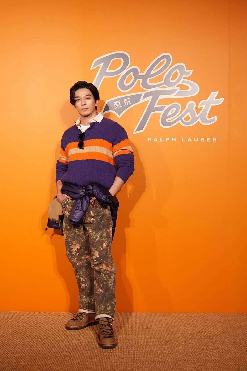 新田真剣佑「PoloFest」レセプションに来場 紫ニット×カモフラ柄で魅せるストリートスタイル
