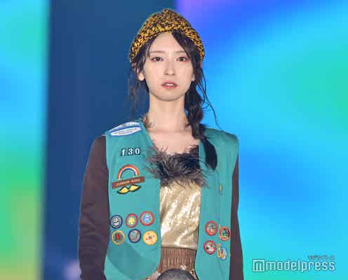 日向坂46金村美玖、個性派コーデでクールなランウェイ 笑顔とのギャップも【ガルアワ2025AW】