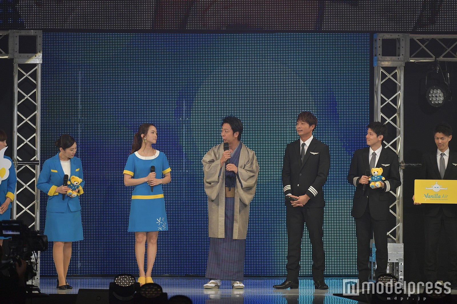 Leola（左から2番目）、高島宗一郎福岡市長（左から3番目）、黒木啓司（左から4番目）（C）モデルプレス